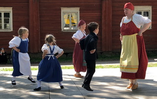 kuvat/Ohj-ja-lapset-tanssii-Seurasaaressa.jpg 
